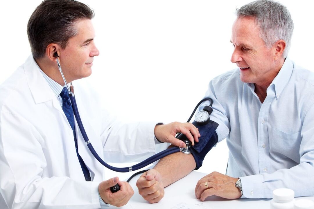 Doktor, hipertansiyonlu hastanın basıncını ölçer